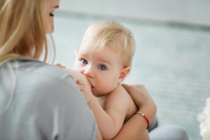 Mère allaite son petit bébé.