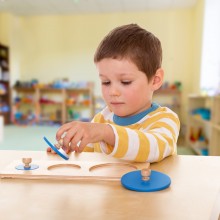 Le matériel sensoriel Montessori a des caractéristiques bien spécifiques