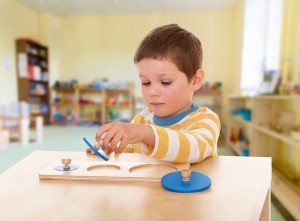 Le matériel sensoriel Montessori a des caractéristiques bien spécifiques