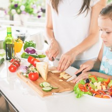 Une mère fait la cuisine avec sa fille.