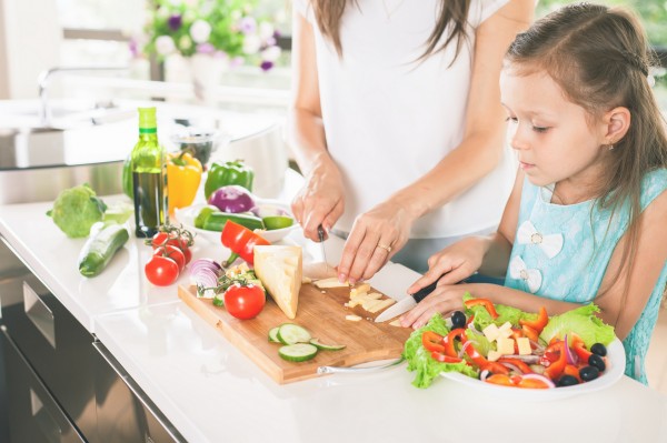 Une mère fait la cuisine avec sa fille.