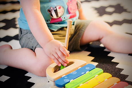 Un garçon avec un xylophone - apprendre en jouant avec les objets courants.
